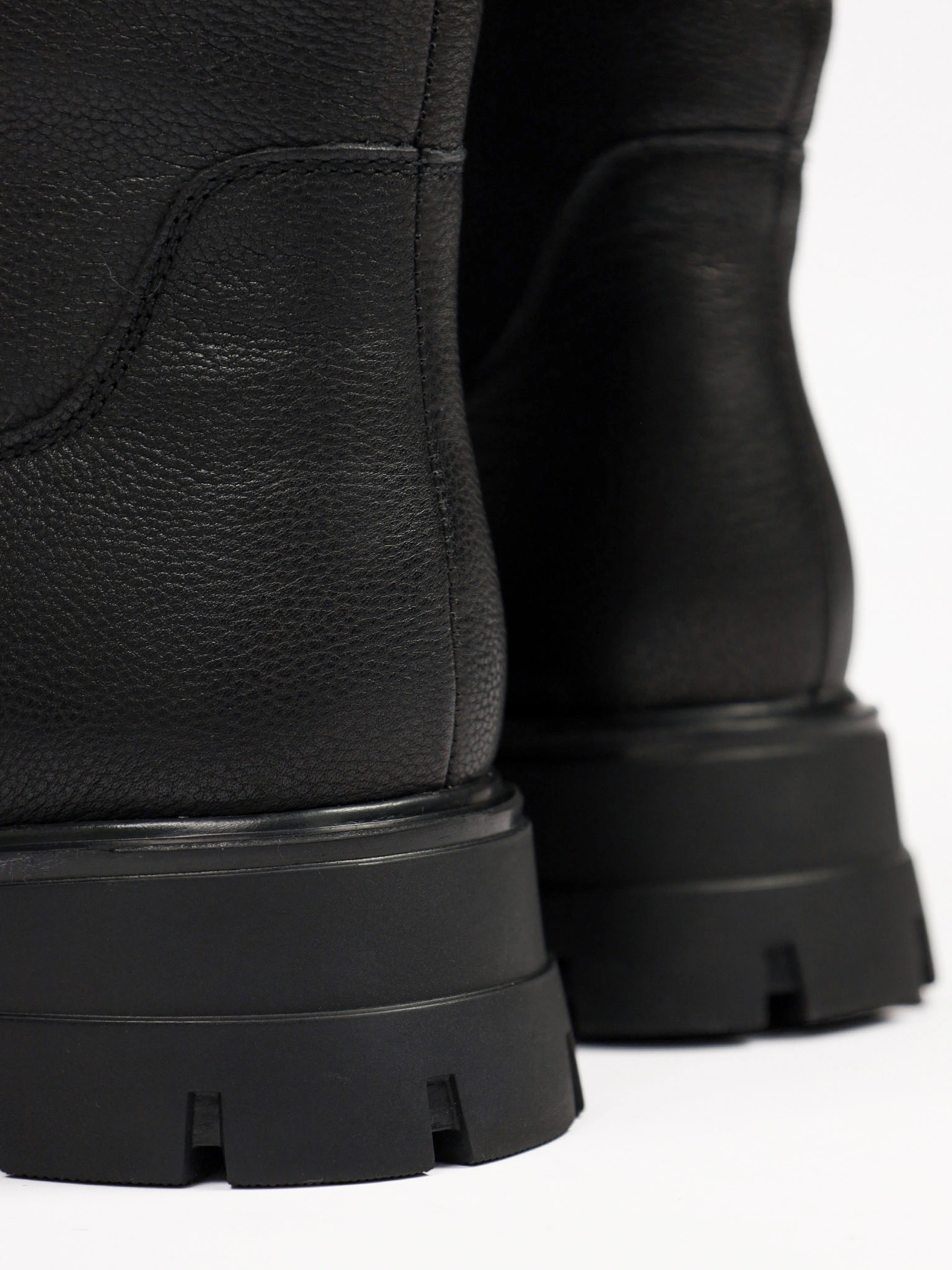 Сапоги черного цвета на рельефной подошве